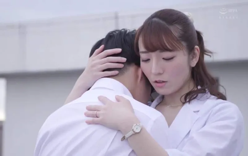 Buồn vì điểm kém, cậu học sinh được cô nhân viên bênh viện phòng y tế kèm cặp động viên