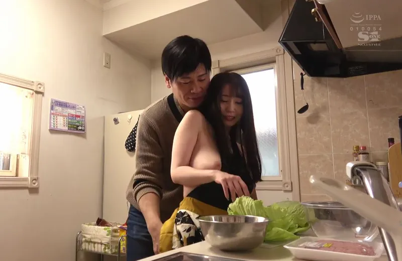 Nghi ngờ vợ lén lút, chồng lén lắp camera và chứng kiến tất cả